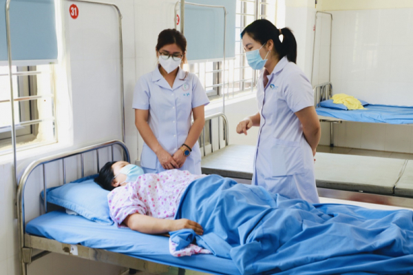 Bác sĩ Khoa Sản Bệnh viện Bãi Cháy hỗ trợ chuyên khoa Sản cho cán bộ y tế tại Trung tâm y tế Bình Liêu. Nguồn: ITN